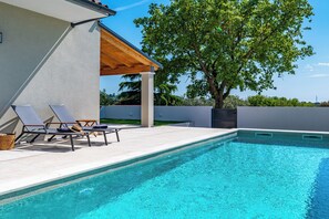 Een verwarmd zwembad