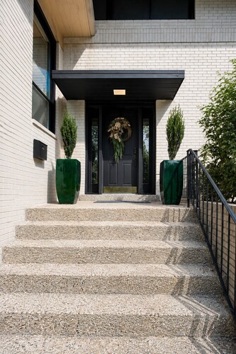 Designer DC Retreat, Private Pool, Gym & Backyard Oasis