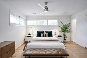 3 bedrooms, desk, iron/ironing board, free WiFi