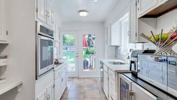 Een koelkast, een magnetron, een oven, een kookplaat