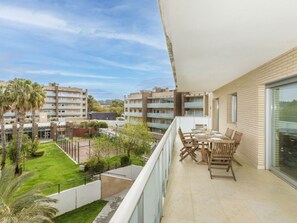 Outdoor dining - Nice apartment for 7 people with pool, A/C, WIFI, hot tub, TV and terrace (Salou)