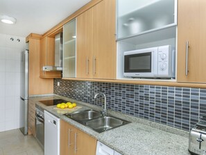 Microwave, oven, dishwasher, high chair - Beautiful apartment for 7 people with hot tub, A/C, WIFI, pool, TV and terrace (Salou)