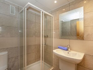 Bathroom - Nice apartment for 7 people with pool, A/C, WIFI, hot tub, TV and terrace (Salou)