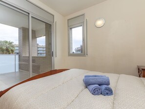 3 bedrooms, travel cot, free WiFi - Nice apartment for 7 people with pool, A/C, WIFI, hot tub, TV and terrace (Salou)