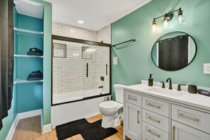 Sèche-cheveux, serviettes fournies, savon, papier toilette