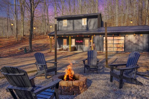 Hot Tub~Firepit~Axe Throw~Near Ash, Old man’s cave, Cedar falls