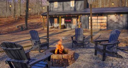 Hot Tub~Firepit~Axe Throw~Near Ash, Old man’s cave, Cedar falls