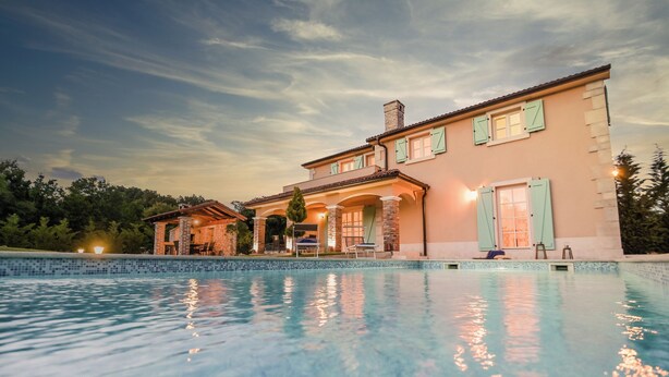 A large house with a swimming pool, stone pillars, and a balcony. - Villa Casa Blu (Kvarner - Kras) (Kras)