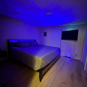 Maison exécutive | Aire de séjour | Téléviseur à écran plat de 58 po avec télévision numérique, Netflix