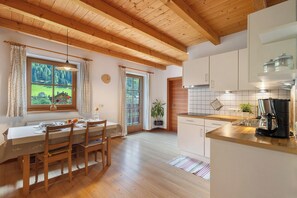 冷蔵庫、コンロ、食器洗い機、コーヒー / ティーメーカー