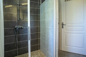 Shower, towels - 6-Person Vacation Apartment in Soustons – Modern Comfort, Private Garden & Outdoor Terrace (Soustons)