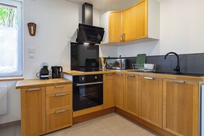 Réfrigérateur, four à micro-ondes, cafetière-théière, chaise haute