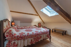 2 bedrooms, bed sheets - Cottage 'L'Arche Aux Peyruches' with Shared Terrace and Private Garden (Assieu)