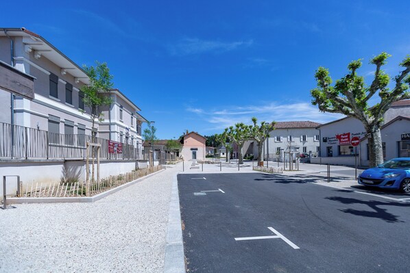 Property grounds - Cottage 'L'Arche Aux Peyruches' with Shared Terrace and Private Garden (Assieu)