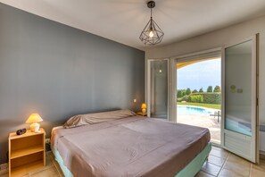 3 bedrooms, desk, iron/ironing board, free WiFi