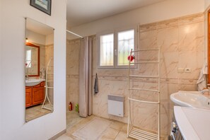 Shower, free toiletries, hair dryer, towels
