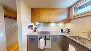 Refrigerador, horno, lavavajillas y cafetera y tetera 