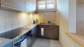 Refrigerador, horno, lavavajillas y cafetera y tetera 