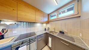 Kühlschrank, Ofen, Geschirrspüler, Wasserkocher mit Kaffee-/Teezubehör