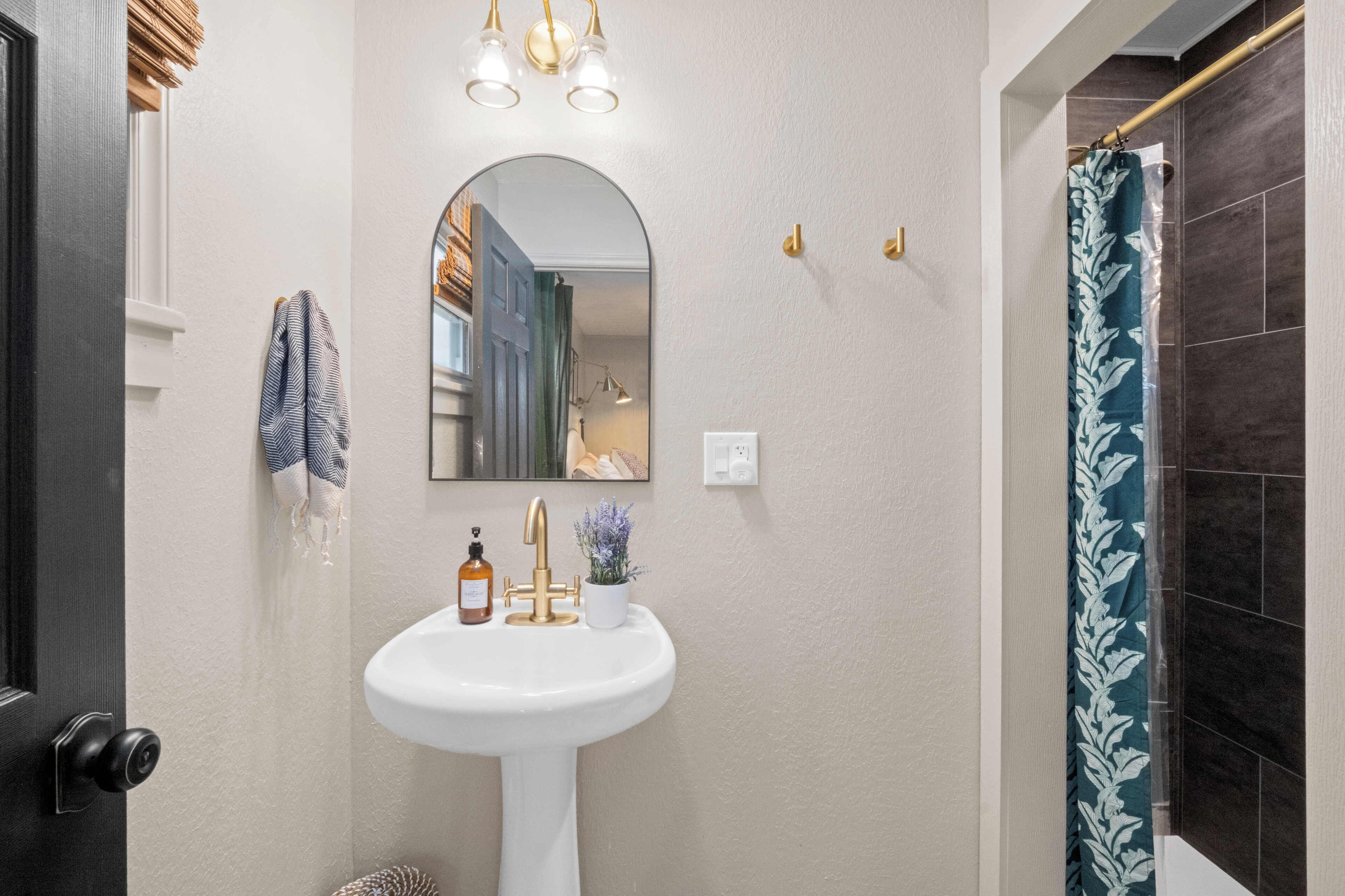 Een douche, een haardroger, handdoeken, zeep