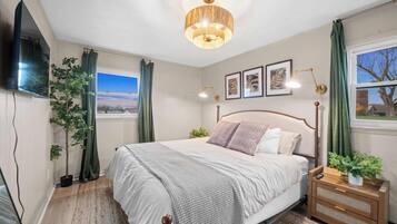 3 dormitoris, planxa i posts de planxar i un bressol de viatge