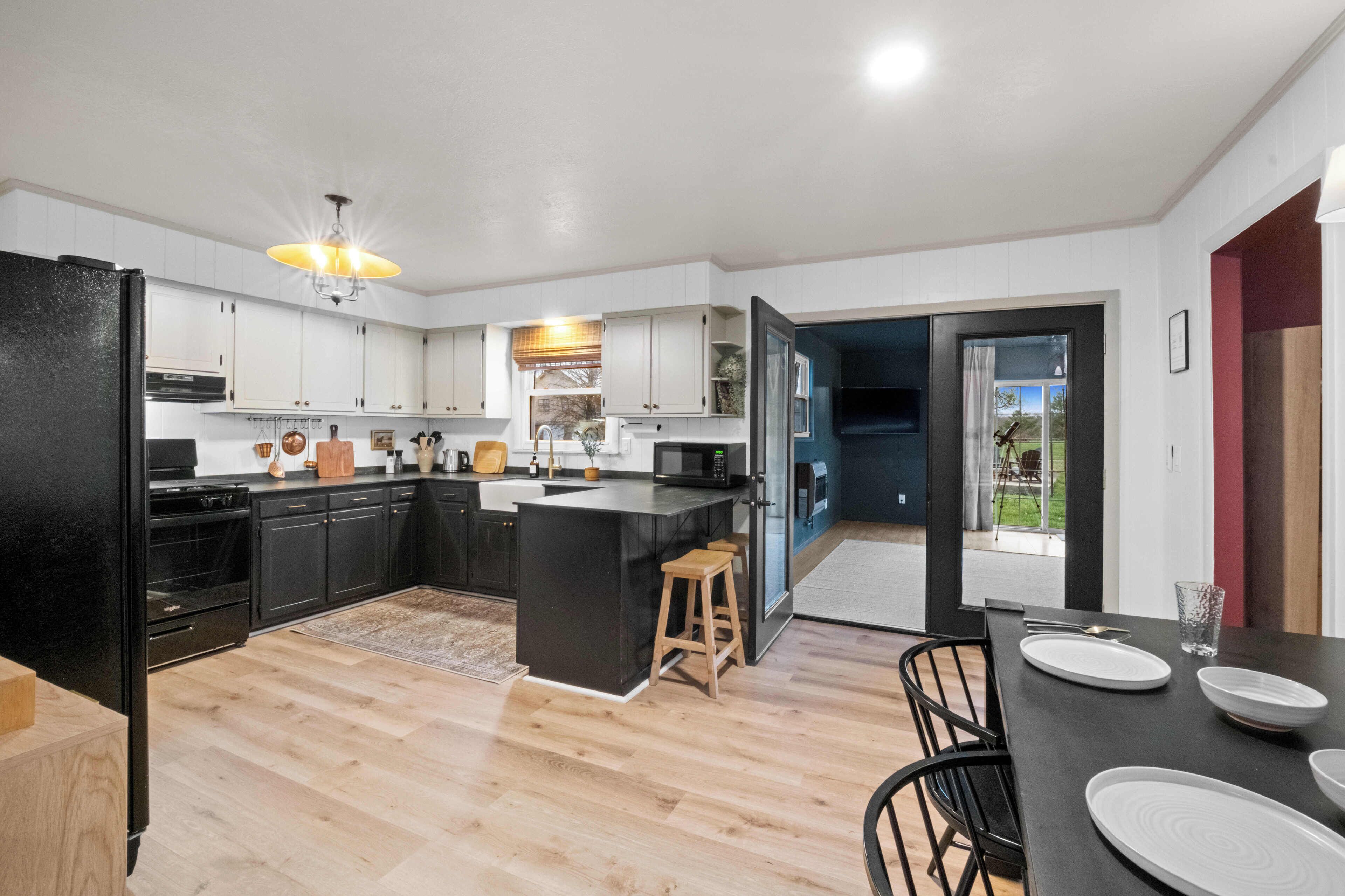 Jääkaappi, mikroaaltouuni, uuni, liesi