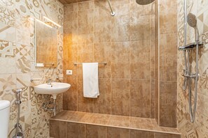 Dusche, Haartrockner, Handtücher