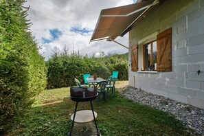 Outdoor dining - Holiday Home 'Des Granges' with Mountain Views, Private Terrace & Wi-Fi (Tréminis)