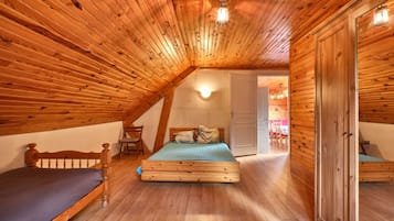 2 bedrooms, iron/ironing board, free WiFi