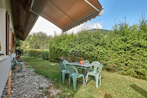 Outdoor dining - Holiday Home 'Des Granges' with Mountain Views, Private Terrace & Wi-Fi (Tréminis)