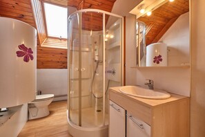 Shower - Holiday Home 'Des Granges' with Mountain Views, Private Terrace & Wi-Fi (Tréminis)