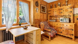 Un interior de madera con un escritorio, una silla y armarios de madera.