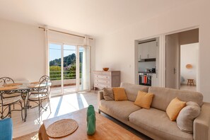 TV - Apartment 'La Naronne' with Shared Pool, Private Terrace and Wi-Fi (Bandol)