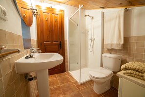 Shower, hair dryer, towels - Holiday Home 'Chanin 1 - 2' with Private Garden, Balcony and Wi-Fi (Pinilla de los Barruecos)