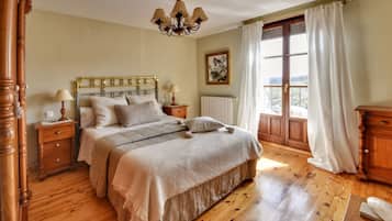 9 slaapkamers, een strijkplank/strijkijzer, gratis wifi, beddengoed
