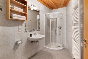 Douche, sèche-cheveux, serviettes fournies
