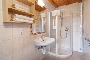 Shower, hair dryer, towels