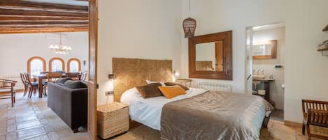 7 bedrooms, iron/ironing board, free WiFi, bed sheets