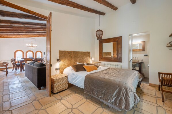 7 bedrooms, iron/ironing board, free WiFi, bed sheets