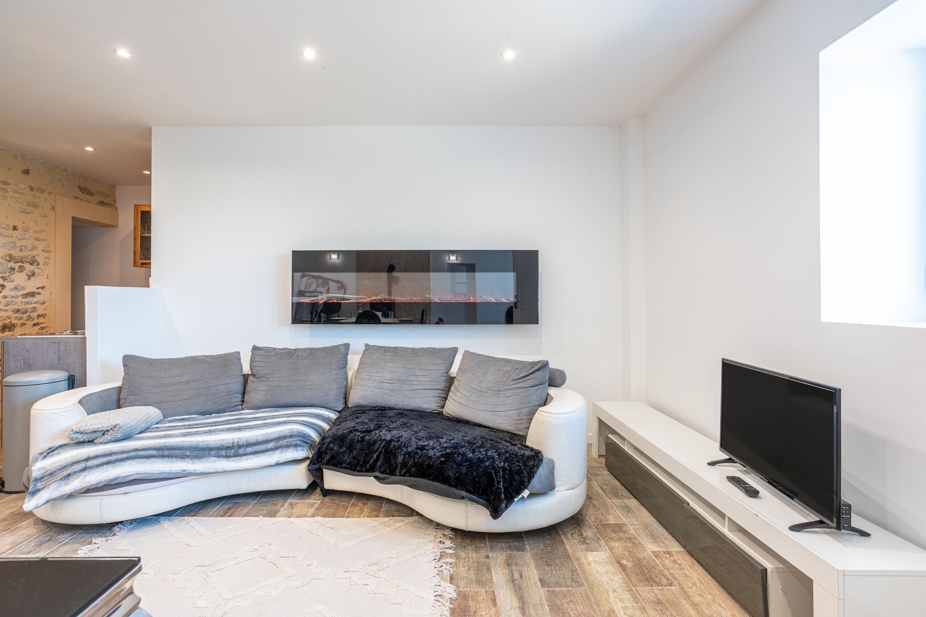 Tv, eldstad, tv-spel och dvd-spelare