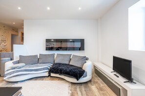 Televisio, takka, videopelejä, DVD-soitin