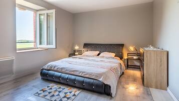 3 bedrooms, iron/ironing board, free WiFi, bed sheets