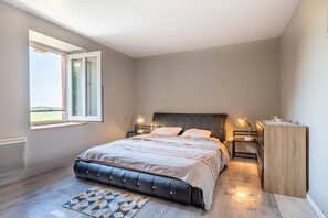 3 makuuhuonetta, silitysrauta/-lauta, ilmainen Wi-Fi, vuodevaatteet