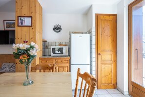 Dining - Apartment 'La Favière' with Mountain View, Balcony and Wi-Fi (Val-Cenis)