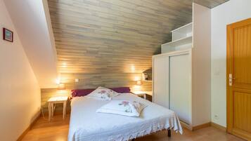 4 bedrooms, iron/ironing board