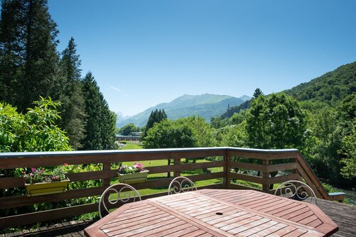 Maison de vacances 'Au Pied Du Pic Du Midi' avec vue montagne, terrasse privée et jardin privé
