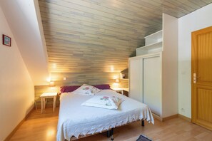 4 dormitorios y tabla de planchar con plancha