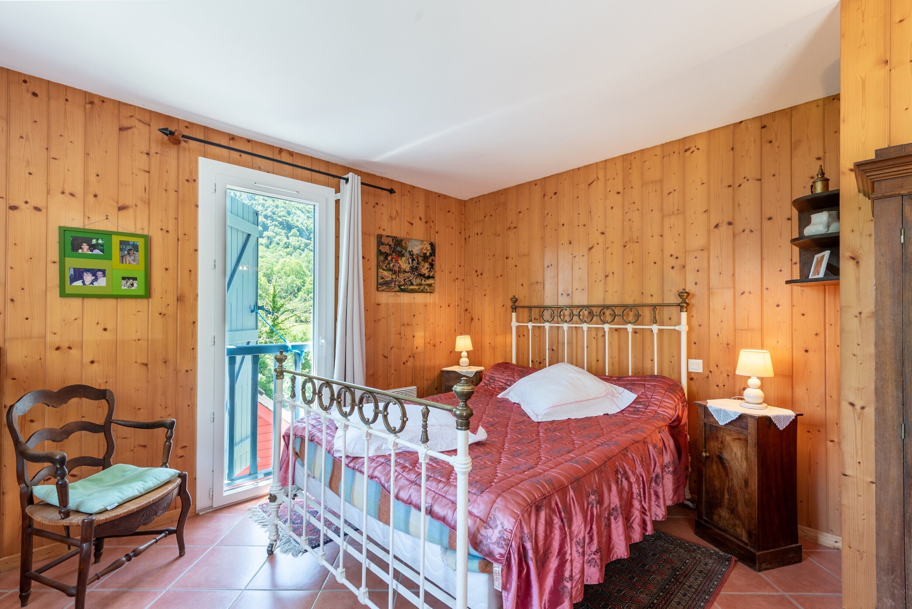 4 makuuhuonetta, silitysrauta/-lauta