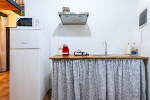 Kühlschrank, Mikrowelle, Ofen, Herdplatte