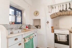Fridge, oven, stovetop, coffee/tea maker